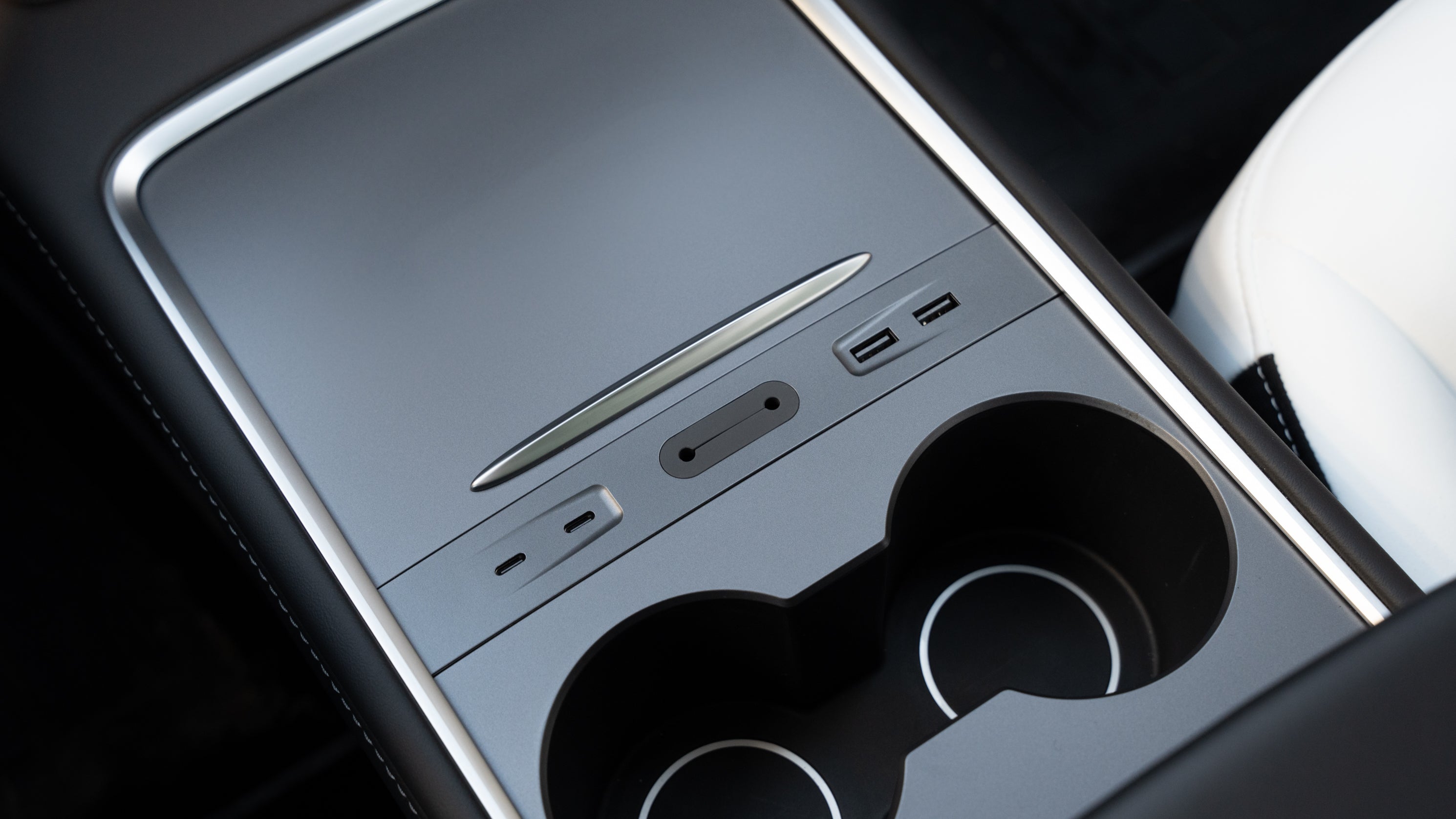USB-hub Tesla Model 3/Y:n keskikonsoliin.-2