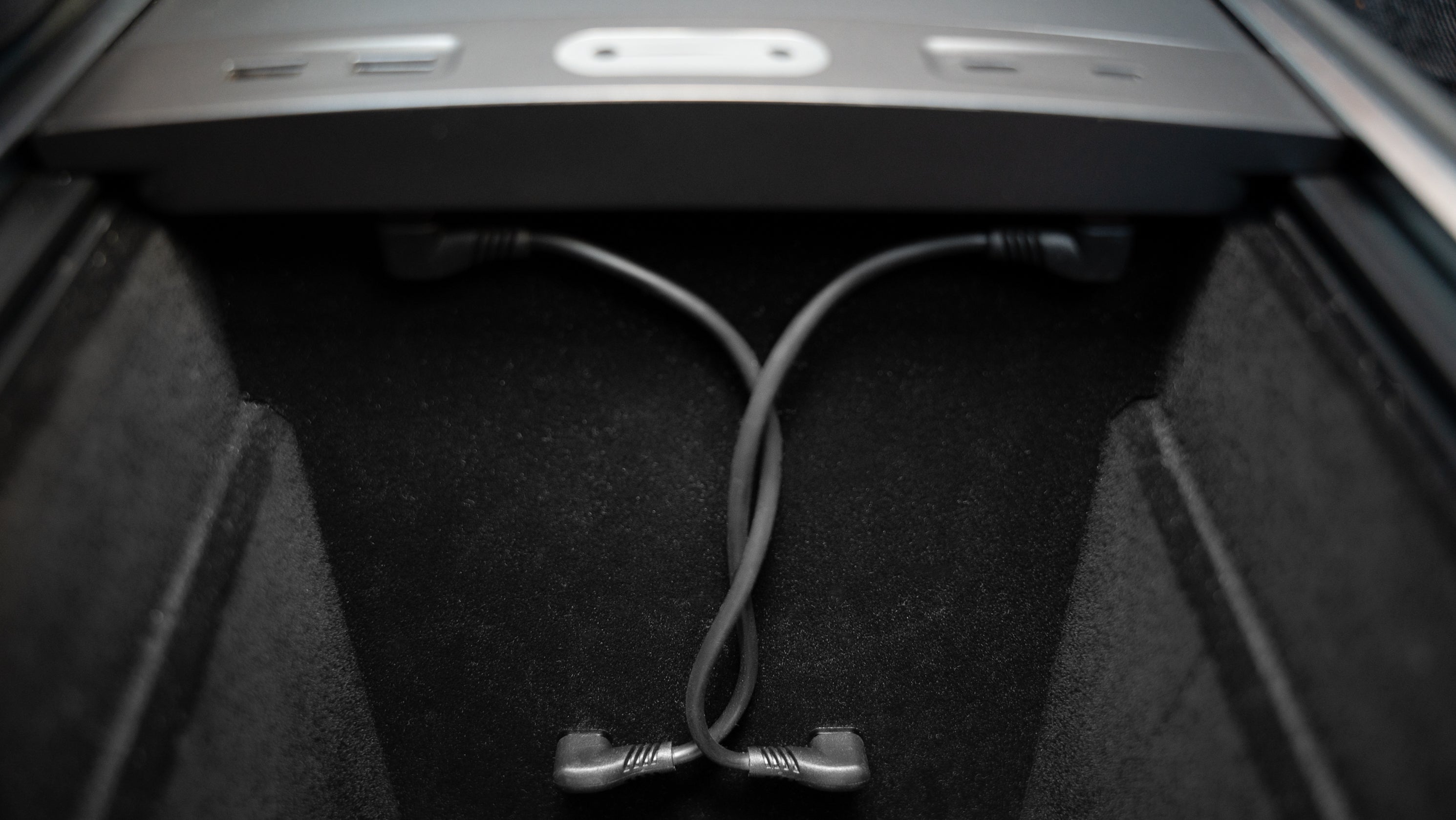 USB-hub Tesla Model 3/Y:n keskikonsoliin.-4