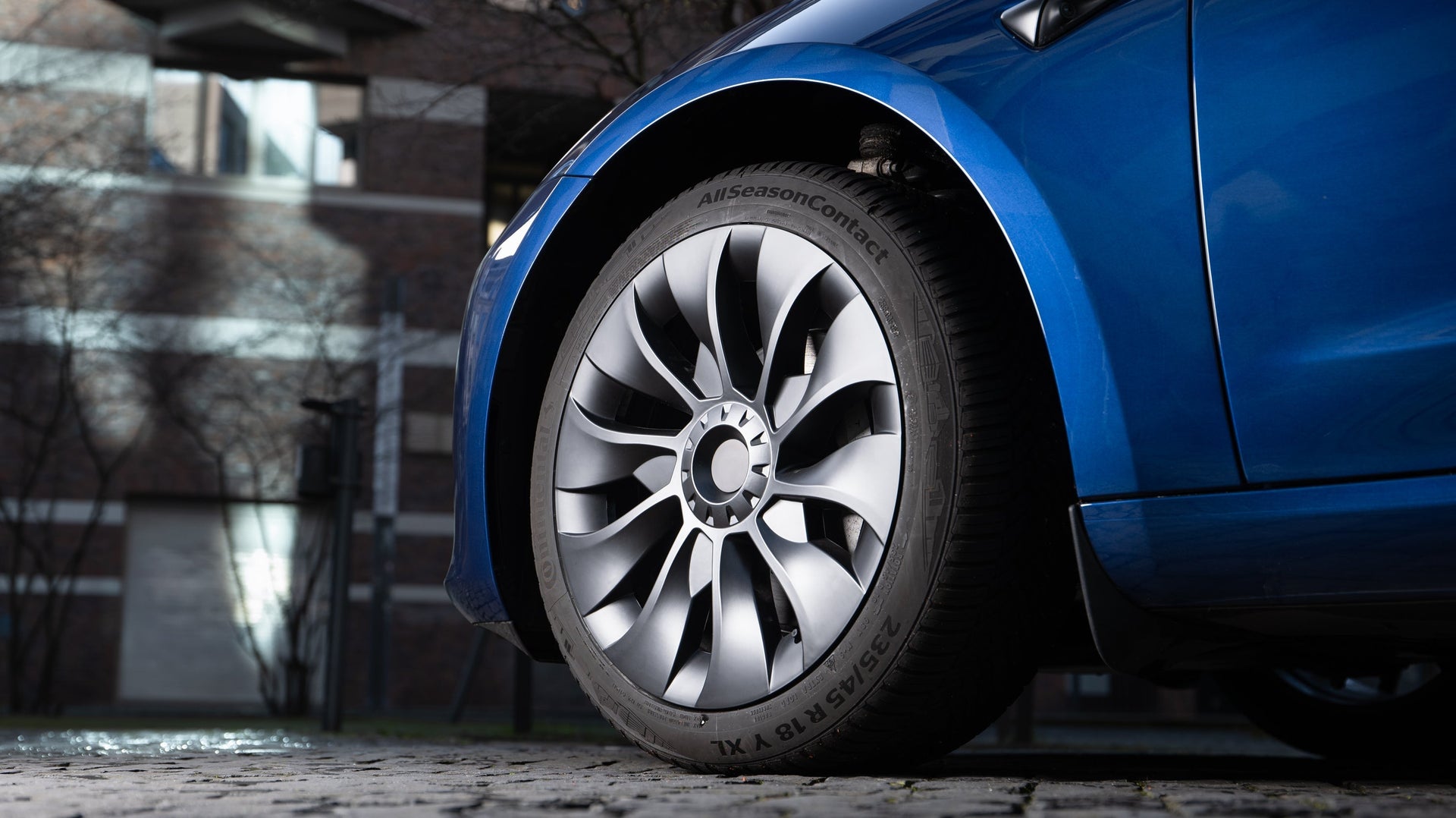 Performance hubcaps in turbine design for the Tesla Model 3-1